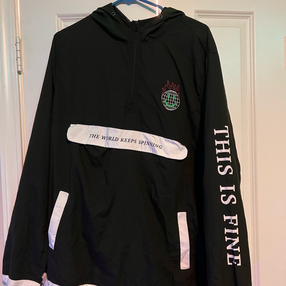 Pull-over/Windbreaker - Picture 2 of 4